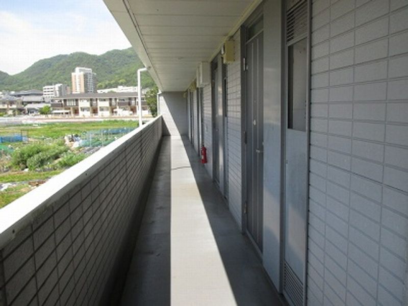 レオパレスフレーズ壱番館 玄関