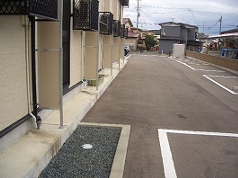 レオパレスカルラ 駐車場