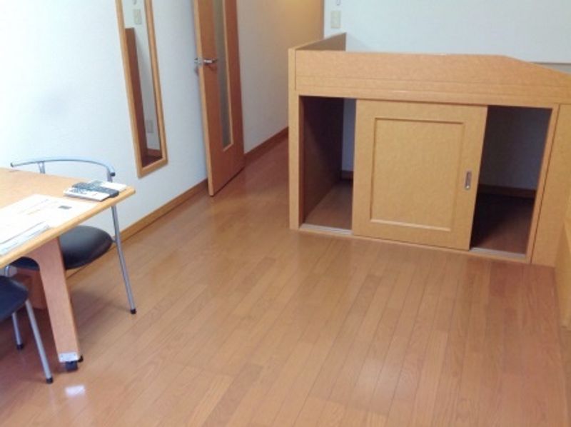 レオパレス岩崎マンション 居間