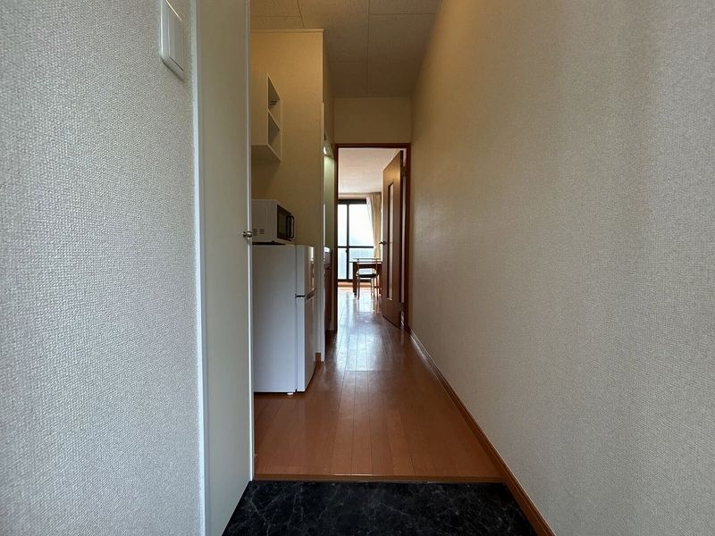 レオパレス日の出 玄関
