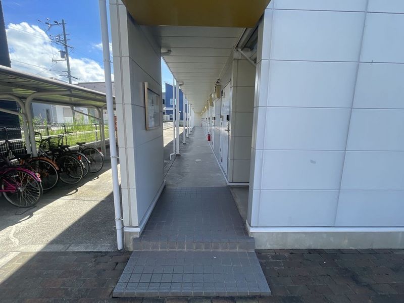 レオパレスフローラル エントランス