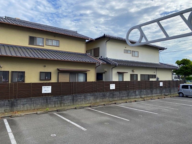 レオパレスミコノス 駐車場