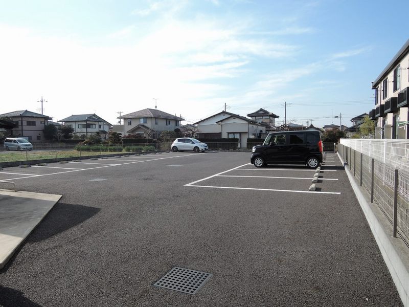 クレイノラルーチェ 駐車場