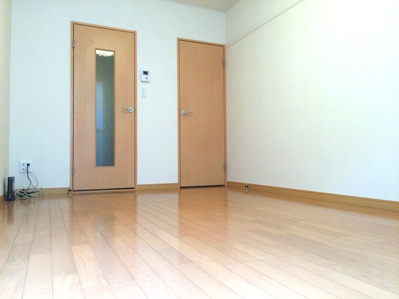 レオパレスラ　フロル日明 居間