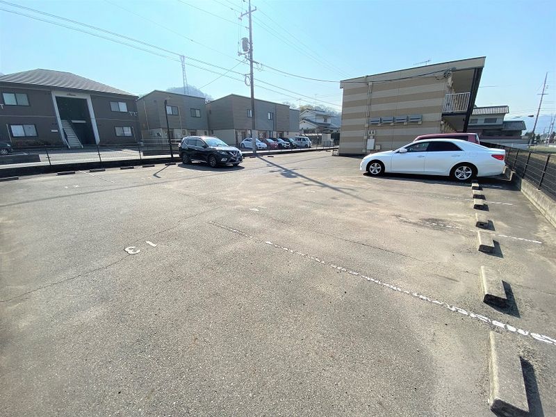 レオパレスアネックス　表 駐車場