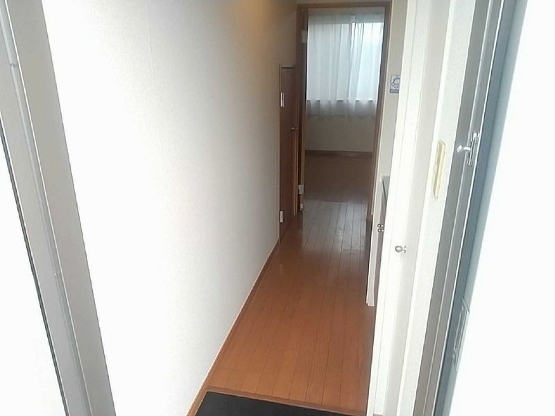 レオパレスサイカチ 玄関
