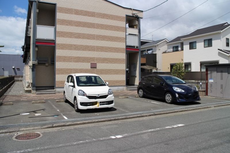 レオパレスコノハナ 駐車場