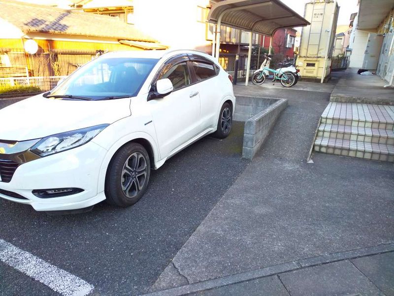 レオパレスプレーヌ 駐車場