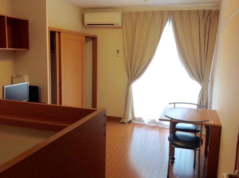 レオパレスひめなみさき 居間