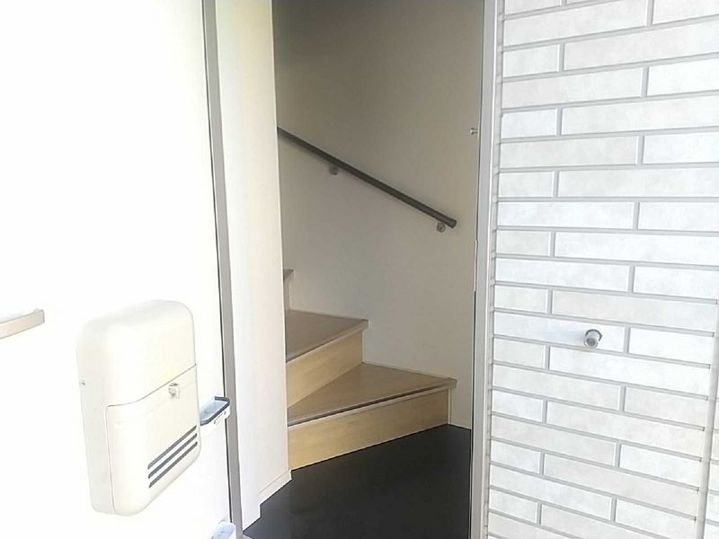 MIRANDA Falconer I Entrance