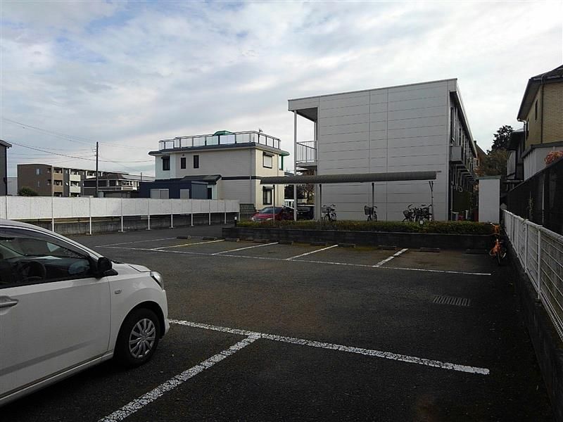 レオパレスナツミ 駐車場