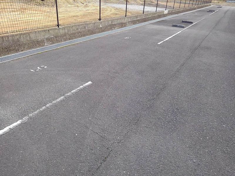 レオパレスキュルティ上林 駐車場