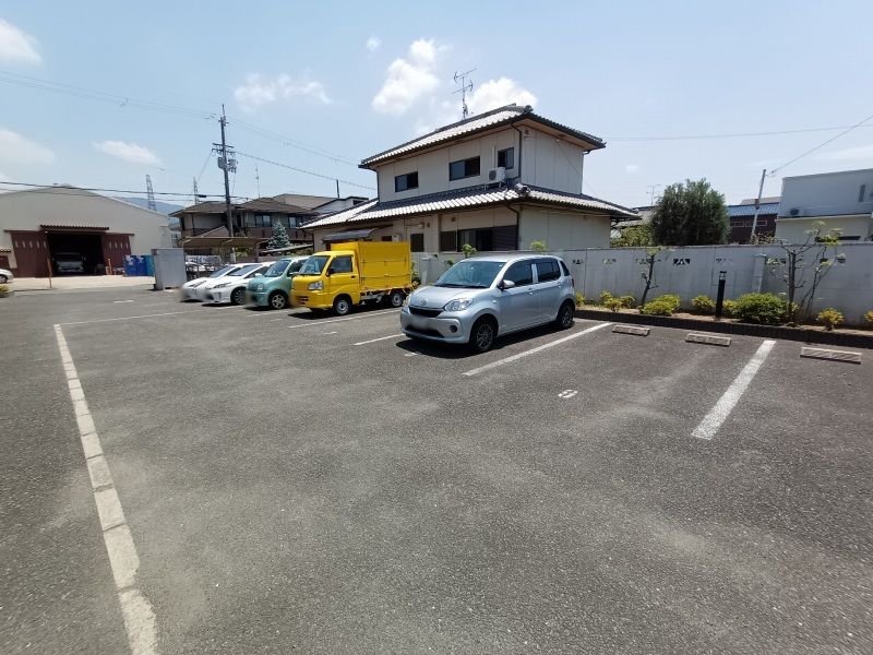 レオパレスピーチ 駐車場