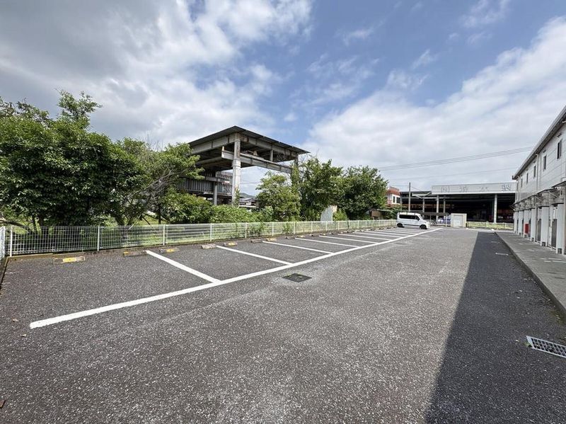 レオパレスラポール 駐車場