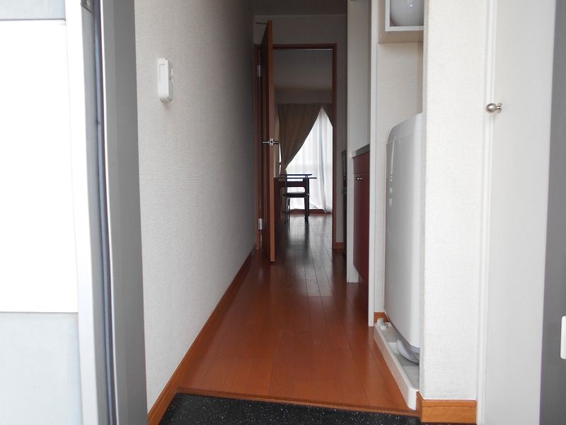 レオパレスミッドアイランド 玄関
