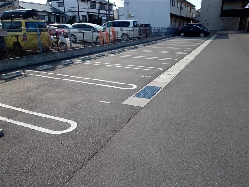 クレイノメイプル西大寺 駐車場