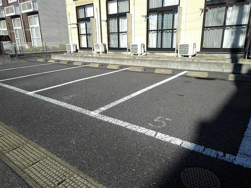 レオパレス王子台弐番館 駐車場