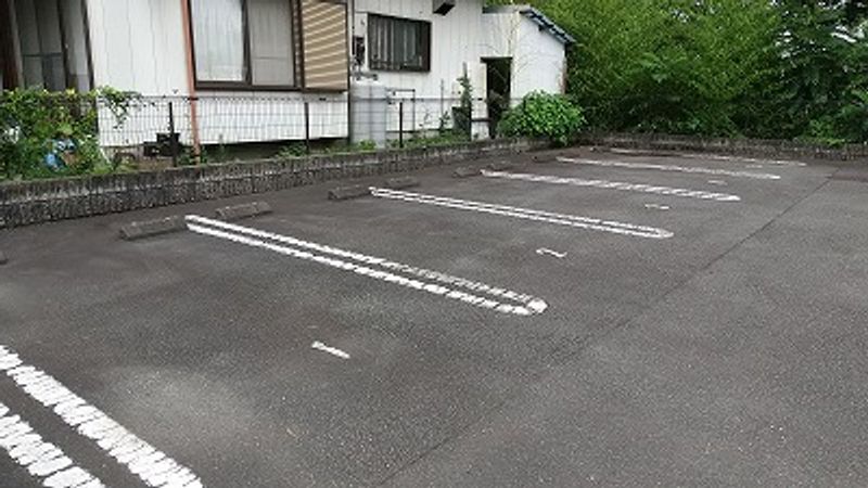 レオパレスレイブンクロー 駐車場