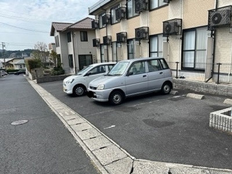 レオパレスアキュパル浜乃木 駐車場
