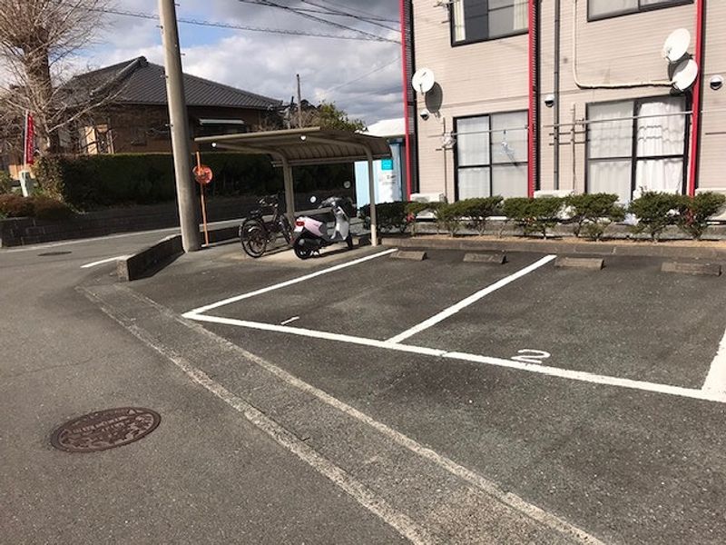 レオパレスシルフィード 駐車場