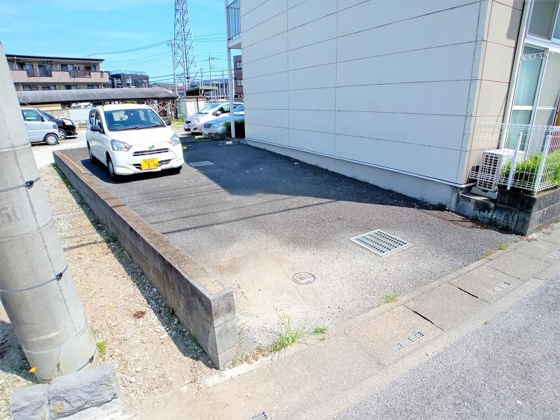 レオパレスさつき弐番館 駐車場