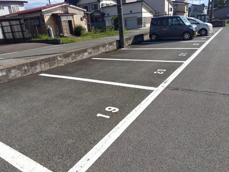 レオパレス中道 駐車場