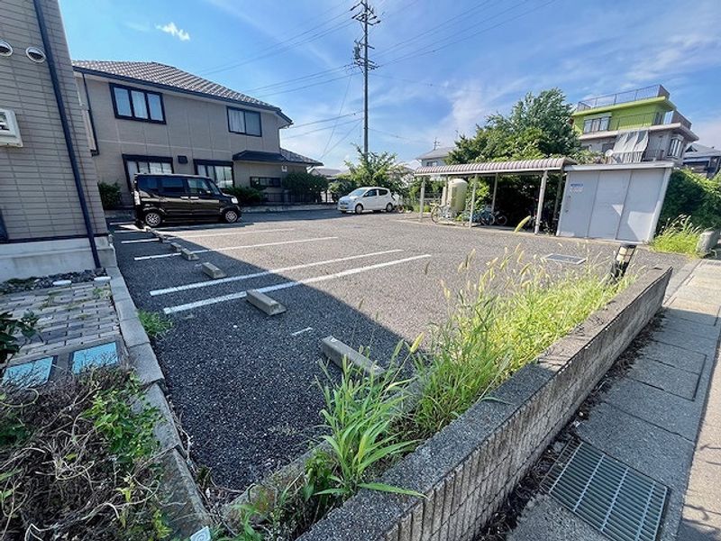 レオパレスヴィレッジ 駐車場