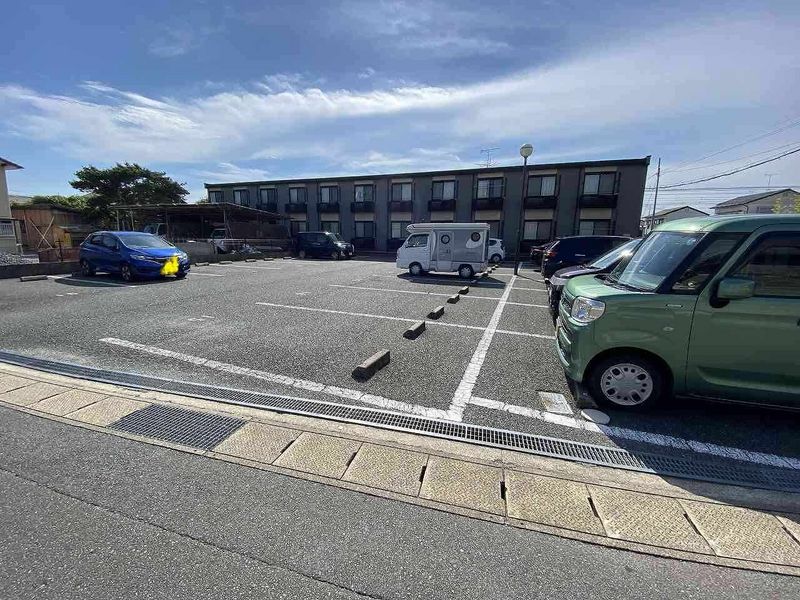 レオパレス梨の花館 駐車場