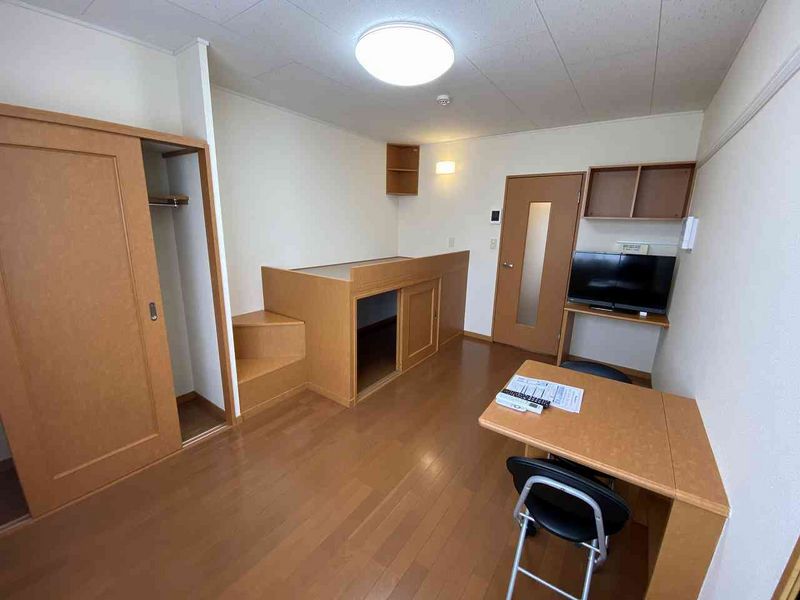 レオパレス光の森 居間