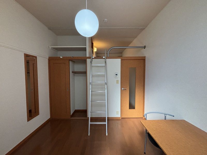 レオパレスセリバテール仁川 居間