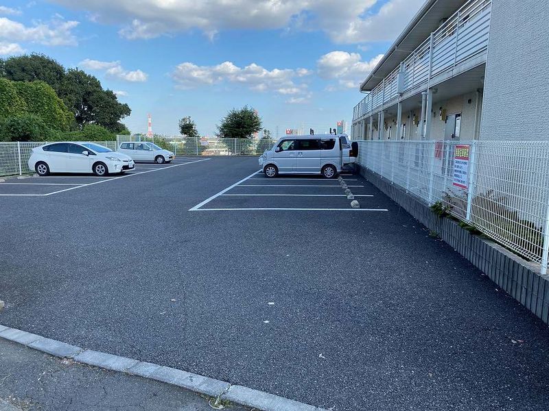 レオネクストスリムハイツ 駐車場