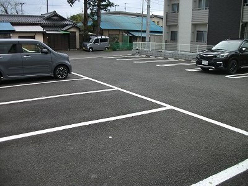 レオパレスセドナ　西福島 駐車場