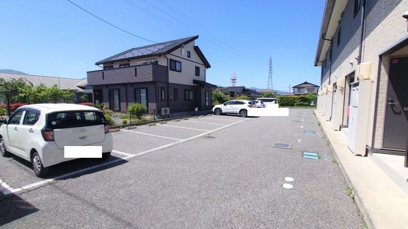 レオパレス実の留 駐車場