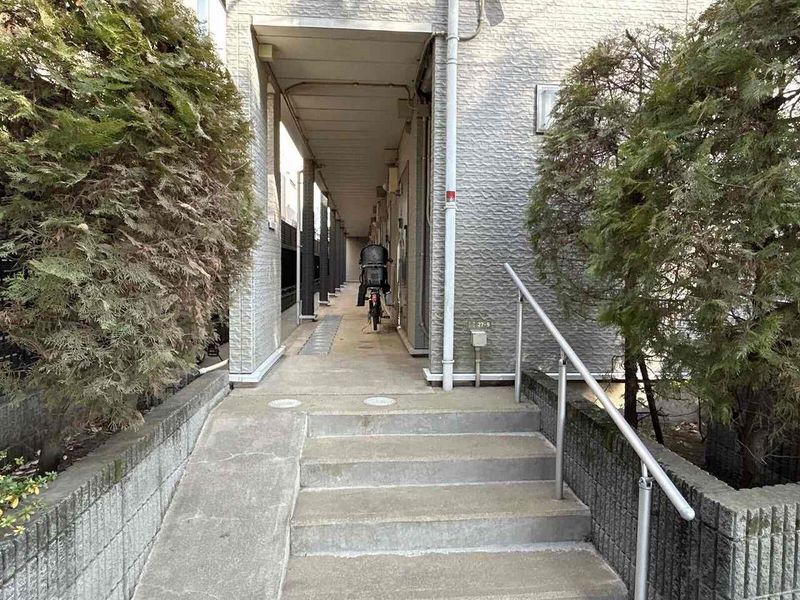 レオパレス羽根木 エントランス