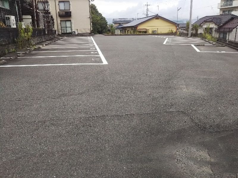 レオパレスリバティ菰田 駐車場