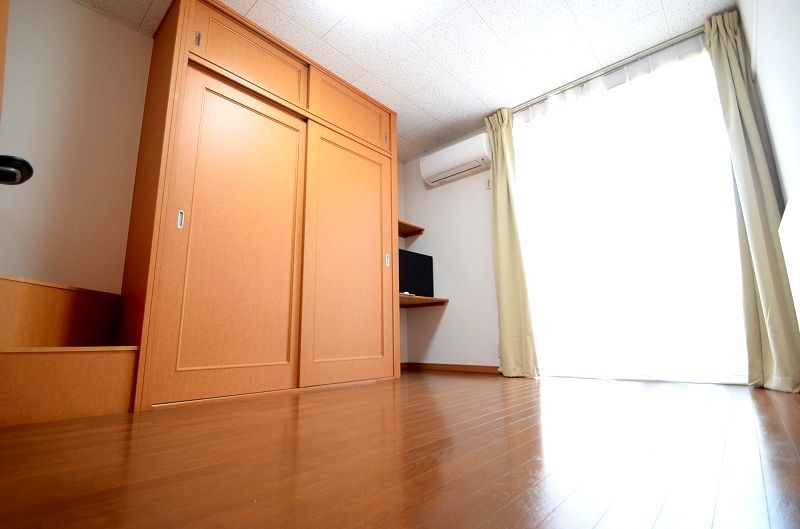 レオパレスプランタン・アイトワ 居間