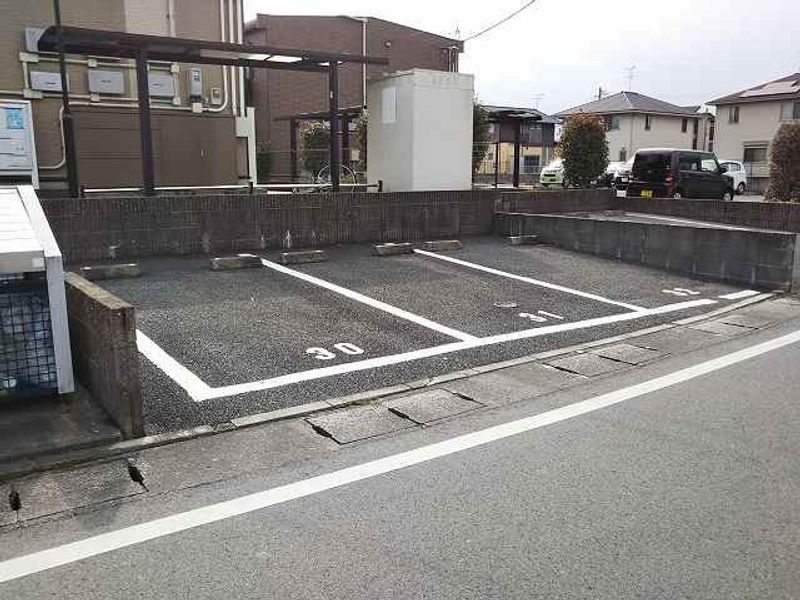 レオパレスひまわり 駐車場