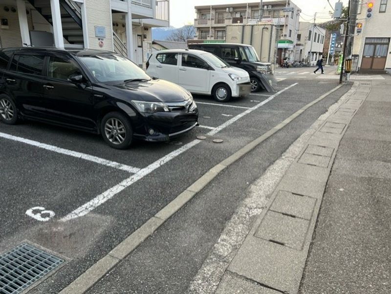 レオパレスピースフル 駐車場