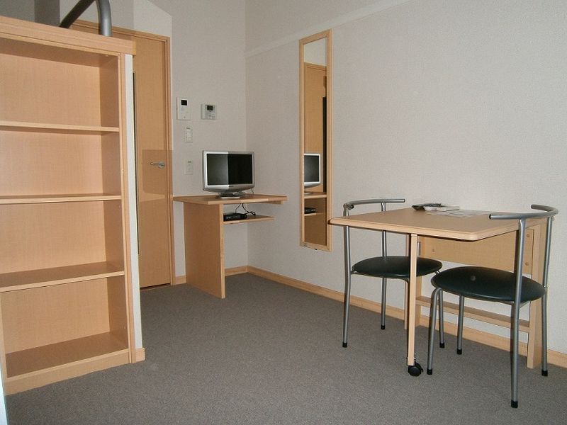 レオパレスルート１楓 居間