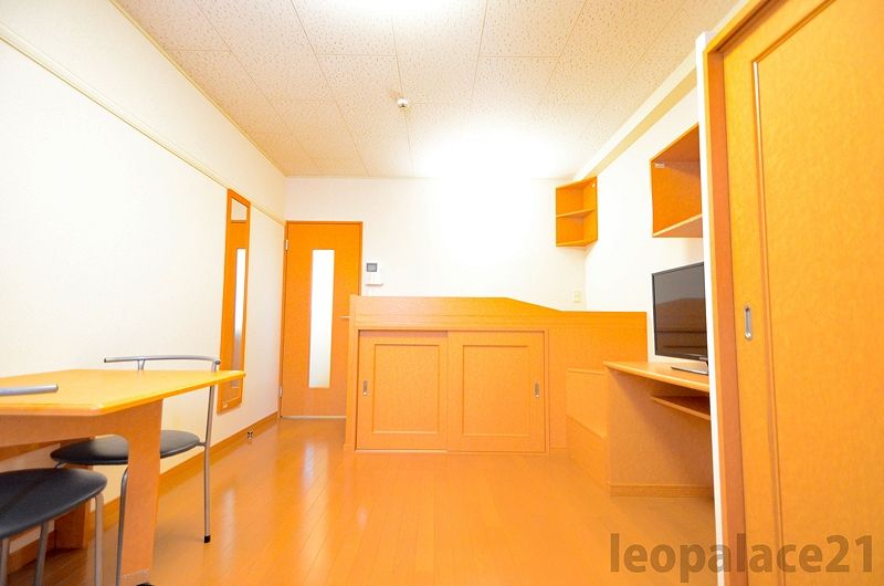レオパレス松の本 居間
