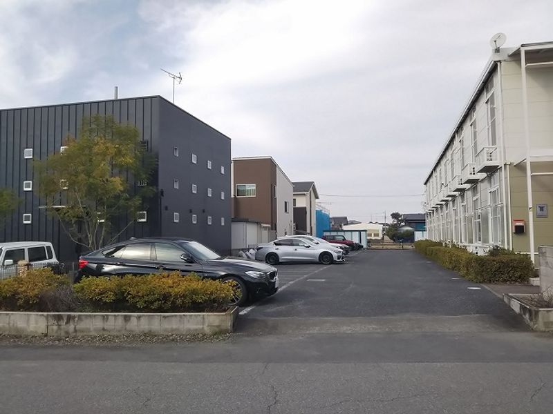 レオパレスグランシャリオ 駐車場
