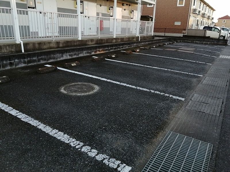 レオパレスフラワーヒル花山 駐車場