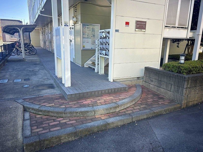 レオパレスファミリアシモサト エントランス