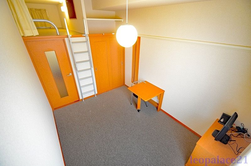 レオパレス光南 居間