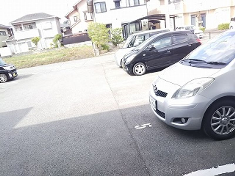 レオパレス彩 駐車場