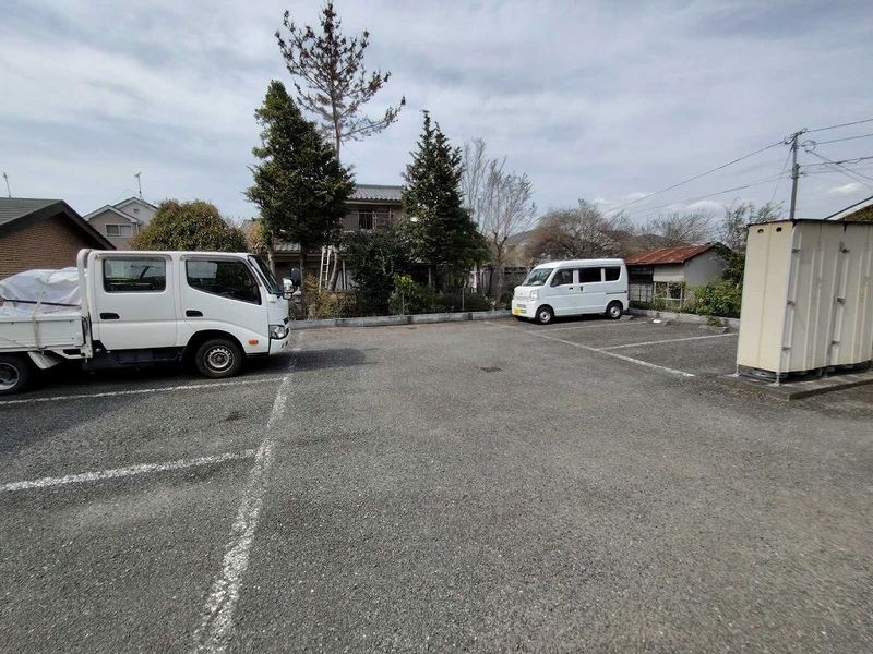 レオパレスグリーンオアシス 駐車場