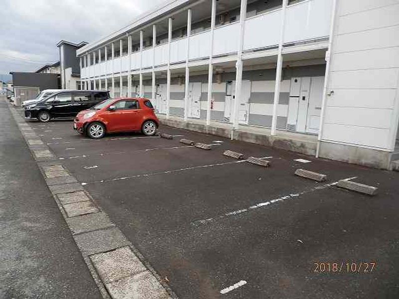 レオパレス清明２ 駐車場