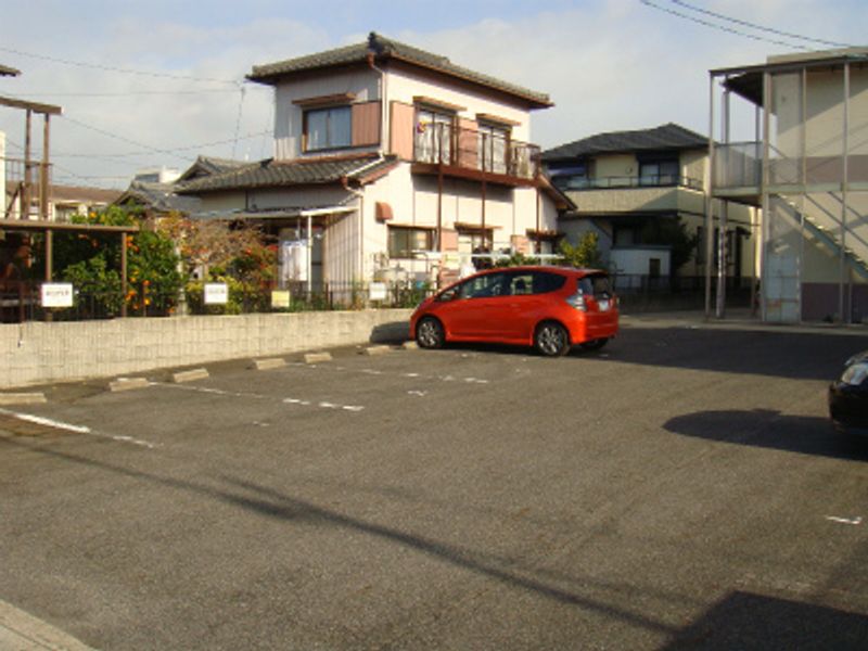 レオパレスいずみ 駐車場