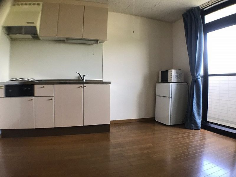 レオパレス東 居間