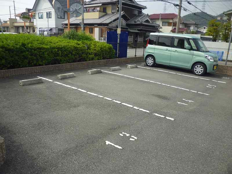 レオネクストアミ 駐車場